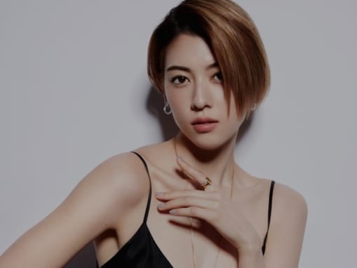 三吉彩花、美デコルテ＆胸元あらわなキャミ姿でモデルショット披露！ ティファニーのアクセサリーを着用