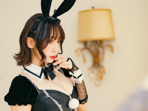 伊織もえ、美ボディあらわな白＆黒バニーコスプレ姿を披露！ 「どっちも最強すぎる」「ムニュってなってる」