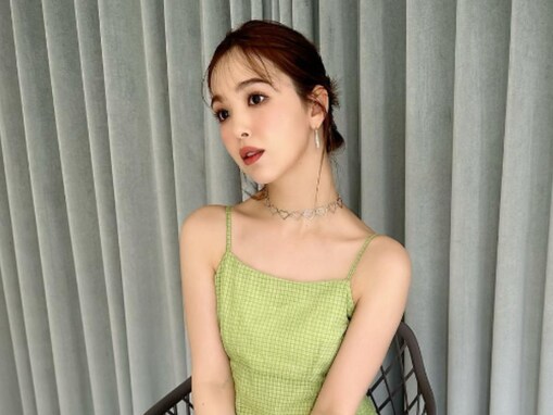 藤田ニコル、美デコルテあらわなキャミワンピ姿を披露！ 「色っぽい」「肌綺麗で美しい」