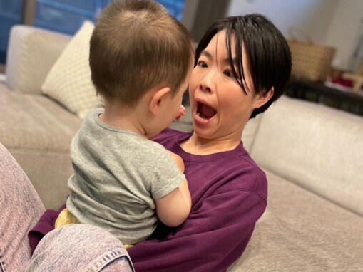イモトアヤコ、1歳息子との密着ツーショットを披露！ 「子供より顔ちいちゃい」「後ろ姿がかわいいです」