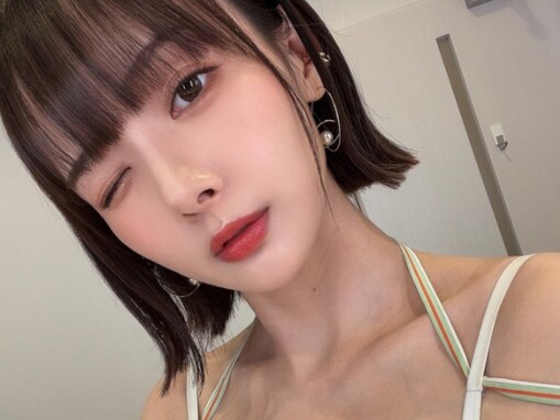 プロ雀士・岡田紗佳、美デコルテあらわなウインクショットを披露！ 「血管エッチすぎてずっと見てたいです！」