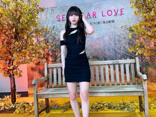 山本舞香、超ミニ丈ワンピから美脚あらわに！ 「この脚たまらんやばい」「ヘアスタイル新鮮味ある」