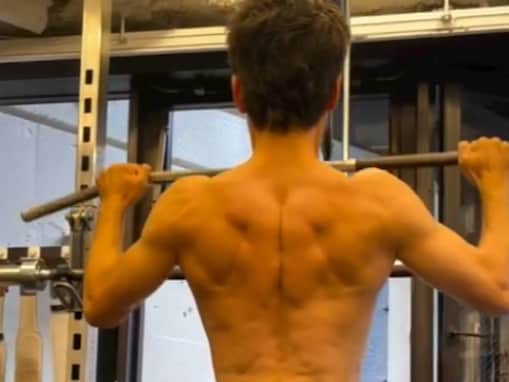 浅野忠信、筋トレ約3カ月ですでにムキムキすぎる背中を公開！ 「とんでもなく低い体脂肪率」「凄すぎですね」