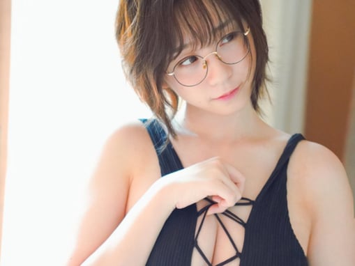 伊織もえ、あみあみ衣装×眼鏡の悩殺コーデを披露！ 美乳あらわな姿に「お堅い真面目女子フェイスとダイナマイトボディ」