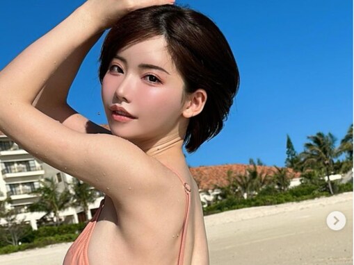 深田えいみ、美尻あらわな“グラビア風”ショット！ 「CGって思うくらい美しすぎる」「ボディラインがメチャ綺麗」