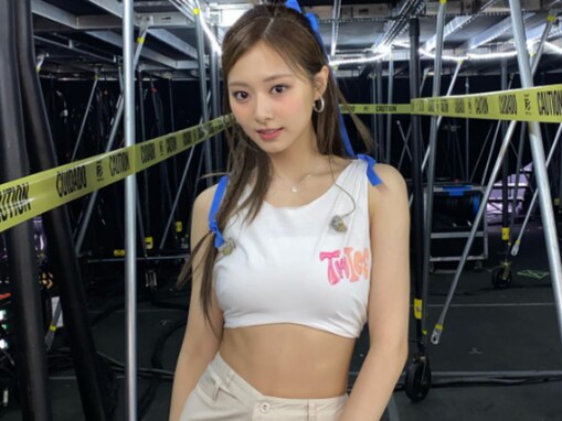 「日本語投稿泣きそう」TWICE・ツウィ、腹出しコーデで誕生日を報告に「一生ツウィペンだよ」の声集まる！