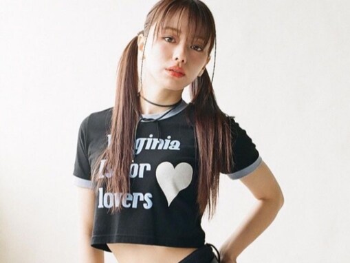 山本舞香、Y2Kファッション×ツインテールの肌見せコーデ披露！ 「ウエストラインが最高過ぎる」と絶賛の声