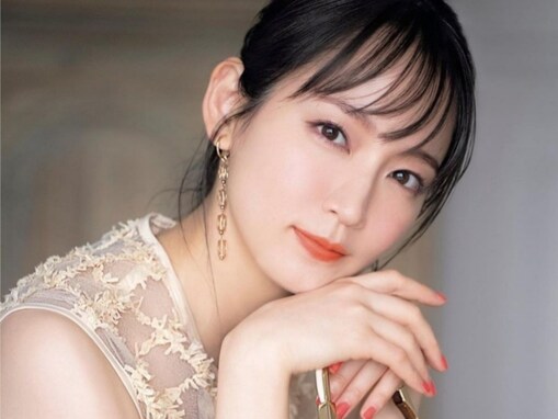 「美の神の領域」吉岡里帆、『美人百花』表紙で透明感あふれるモデルショット公開！ 「息を飲む美しさ」