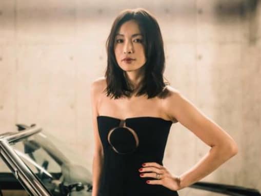 長谷川京子、胸元ちらりな大胆コーデで愛車・スパイダーを披露！ 「めっちゃかっこいい」「似合いすぎ」