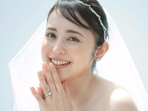 「世界一、綺麗な花嫁」元フジアナ久慈暁子、ウエディングドレス姿を披露！ 「き、綺麗過ぎます」「さすが“本業”」