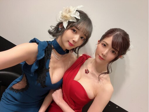 「久々の牌牌」岡田紗佳、美人プロ雀士と谷間あらわなツーショット披露にファン歓喜！ 「役満級美人がお二人」