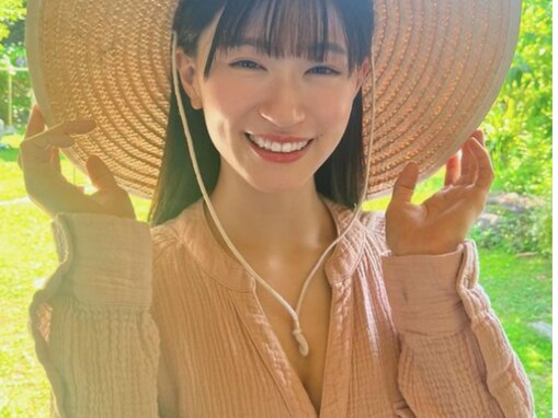 上西怜、谷間チラリ×麦わら帽子の爽やかコーデ！ 「めちゃめちゃお似合い」「少しだけ空いた胸元もSexy」