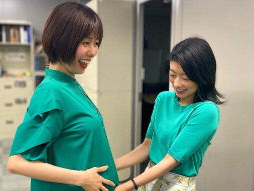 フジ生野陽子アナ、産休の山崎夕貴アナとおそろいコーデでツーショット！ 「生野さんの優しい眼差し」