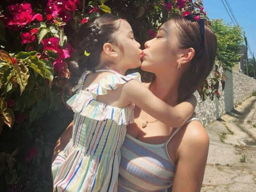 「また痩せちゃったね…」紅蘭、娘との美しすぎるキスショット＆谷間ちらりも心配の声「ご無理なさらずに」