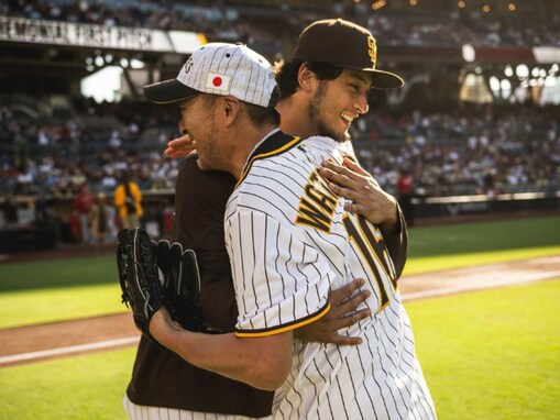 ダルビッシュ有、始球式を務めた渡辺謙とのハグショットを公開！ 「日本人の誇り」「もう凄いカッコいい」