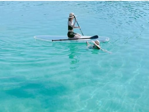 吉岡里帆、絶景の海でパドリング！ 「大自然を2人の人魚が貸し切り」「心がスカッとするほどの美しい風景」