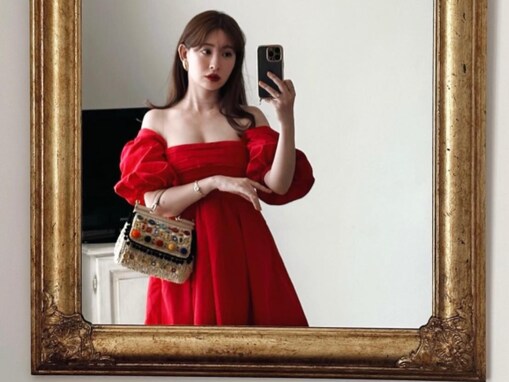 小嶋陽菜、ちら見え谷間がセクシーな赤ドレス姿を披露！ 「アートみたい」「胸がギュンギュンですっっ」