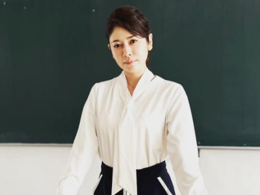 真木よう子、色気漂う教師風ショットにファンもん絶！ 「叱っていただきたい」「勉強にならんて」