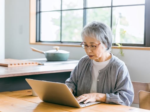 60歳女性、介護職員の夜勤で年収350万円。人生の目標は「孫と一緒にプログラミング」。その理由は？