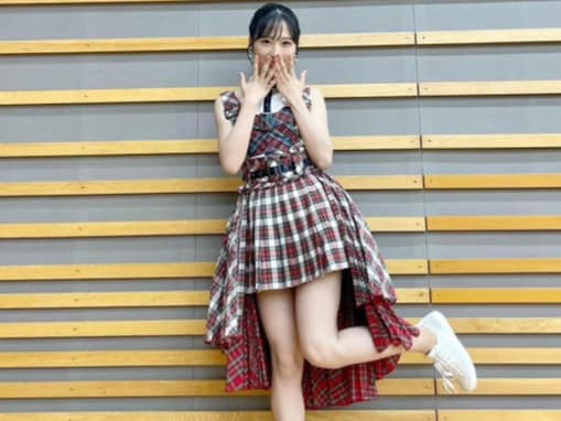 AKB48・小栗有以、太ももあらわなミニ丈衣装でおちゃめなポーズ！ 「なんかエロい」「アイドルオーラ全開」