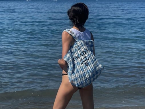 森星、ビキニちらりの大胆ショット公開！ あらわになった美尻と美脚が輝くスタイル抜群のセクシーさ