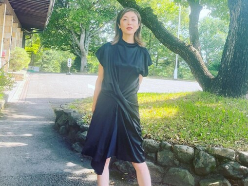 「脚めちゃ細い」高岡早紀、黒ワンピでスタイル抜群の色白美脚あらわに！ 「なんと足が長ーい」