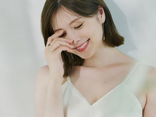 「美しすぎるだろ」白石麻衣、美デコルテ際立つ大胆肌見せ姿に「まいやんモデルは強すぎる」「凄すぎ」と反響！