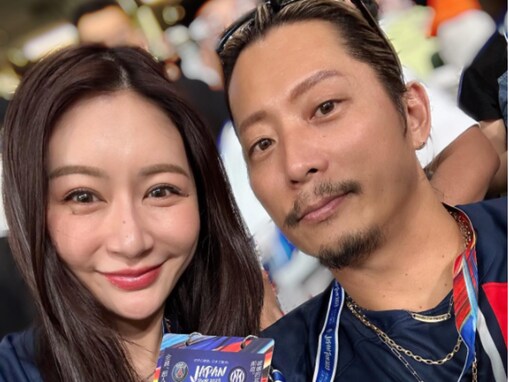 黒木啓司、妻・宮崎麗果とユニフォーム姿でサッカー観戦！ 「最高の夫婦」「ほんとに産後？！ってくらいお綺麗」