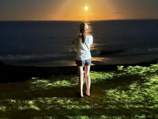 飯島直子、“熟女旅”でショーパンから色白の美脚あらわに！ 「足が細くて長〜い」「足がまっすぐで綺麗」