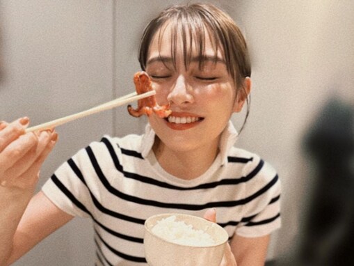 内田理央、おなかあらわなミニ丈コーデ＆足先のアップを公開！ 「ウエスト細すぎ」「キレイな足」