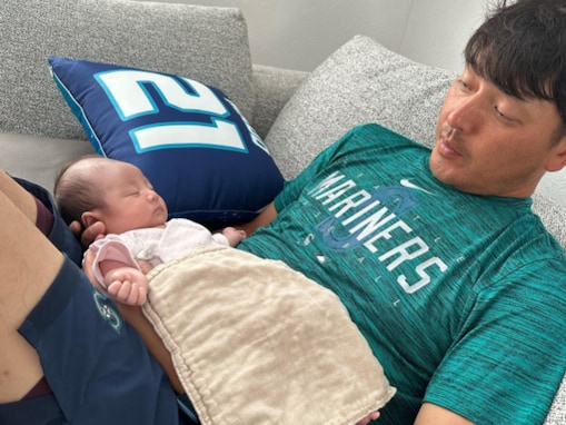 岩隈久志、“生後1カ月”三女との顔出しツーショット公開！ 「顔立ちの整ったお子さん」「イクメンパパカッコいい」