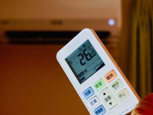 就寝時のエアコンは「冷房」と「ドライ（除湿）」どちらが省エネ？ 除湿には2種類あるので注意【家電のプロが解説】