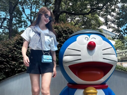 小嶋陽菜、ドラえもんとのツーショットで“腰の位置高すぎ”な圧巻スタイルを披露！ 「ドラえもん129.3cm」