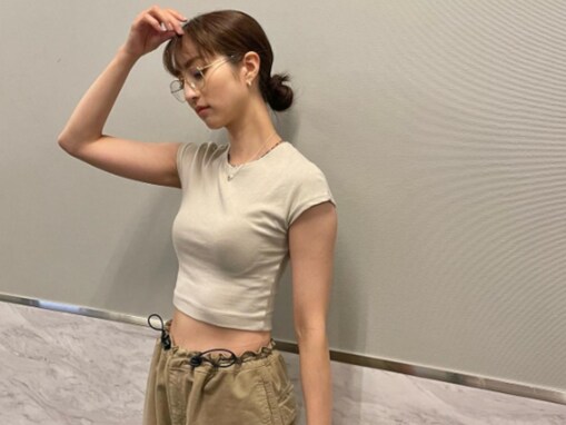 堀田茜、ピチピチTシャツでボディラインくっきり＆おなかあらわ！ 「スタイルたまらんなぁ」「涼しそー」