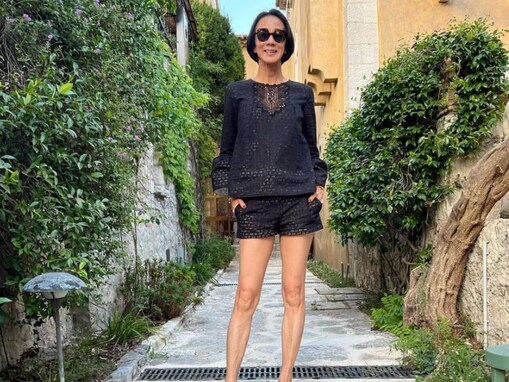 「足長っ!!」中村江里子、超ミニ丈ショーパンで54歳の美脚あらわに！ 「素晴らしいプロポーション」