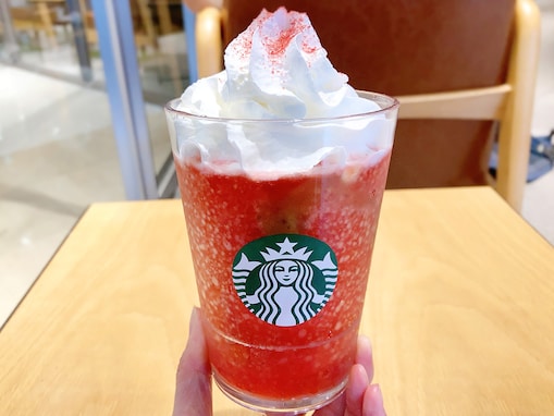 【スタバ新作】おいしすぎ！ 「GABURI スイカ フラペチーノ」でスイカ以外に入っているフルーツは？