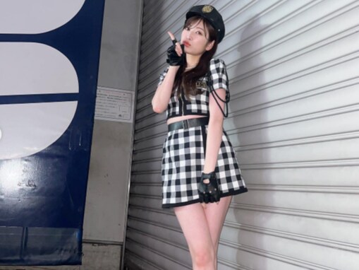 吉田朱里、“ミニスカポリス”姿でスタイル抜群の美脚ショット！ 「可愛すぎて逮捕されたい」「似合いすぎる」