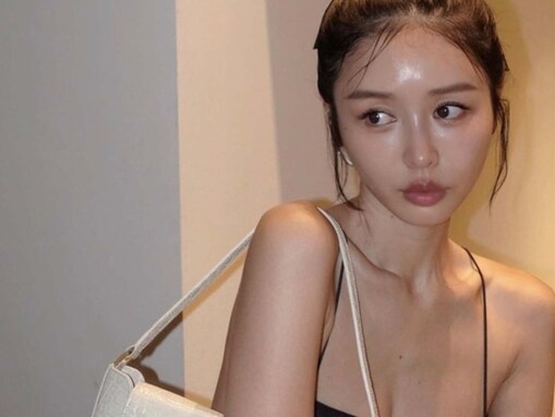 「セクシーかぢちゃん」加治ひとみ、胸元ちらりなキャミソール姿に「メロメロ」「美人でセクシー」の声