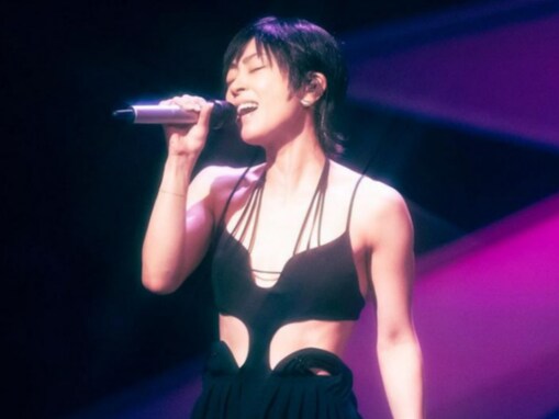 「色気ありすぎない！？」宇多田ヒカル、大胆セクシーな衣装ショットに「めちゃくちゃ体絞られててきれい」と反響