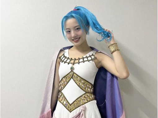 「リアルビビ様」本田真凜、『ONE PIECE』ビビのコスプレ姿を披露！ 白ドレス＆青髪に絶賛の声