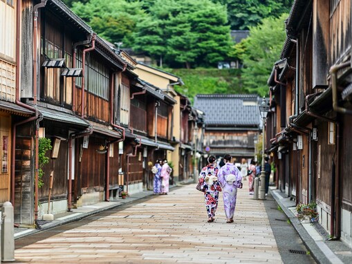 【石川】外国人に人気の観光地ランキング！ 2位「ひがし茶屋街」、1位は？