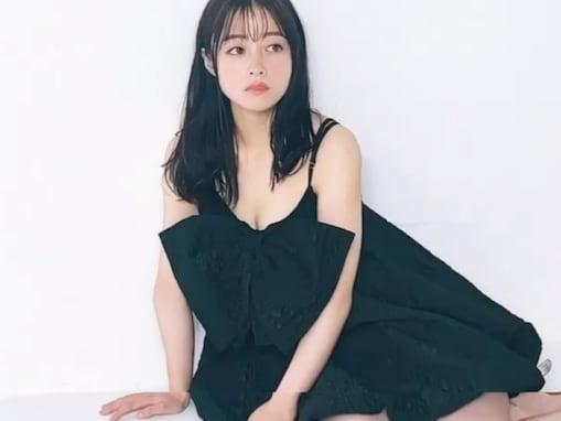 橋本環奈、谷間ちらり＆美脚あらわな色っぽい姿に「透明感がありすぎる」「天使ですか？」と絶賛の声