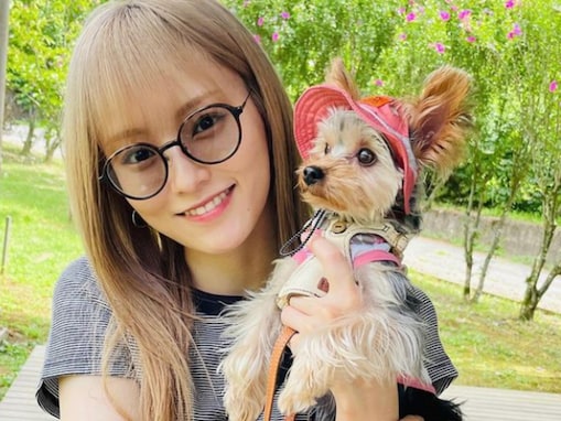 山本彩、おなかあらわなミニ丈コーデで愛犬とツーショット！ 「可愛いのオンパレード」「天使の微笑み」