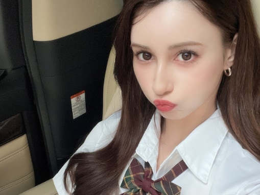 ダレノガレ明美、美脚あらわな超ミニ丈の33歳制服ショット！ 「フツーに似合ってるのが怖い」「天使やんけ」