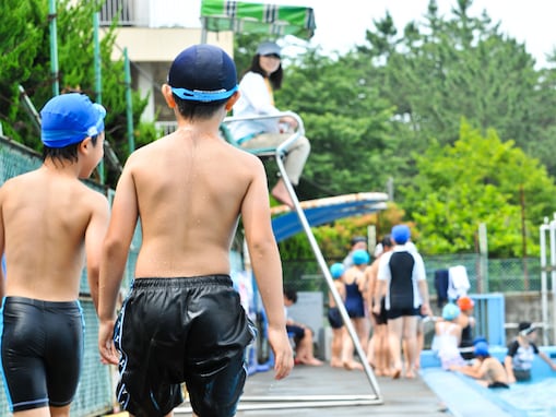 小学校で「水泳の授業」は必要だと思う？ 水着や更衣室の配慮があれば「男女共同実施」に賛成が約4割