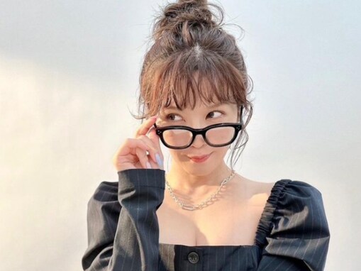 「エロすぎない？」宇野実彩子、谷間ちらり×眼鏡姿のセクシーOL風ショット！ 「こんな人とデートしたい」