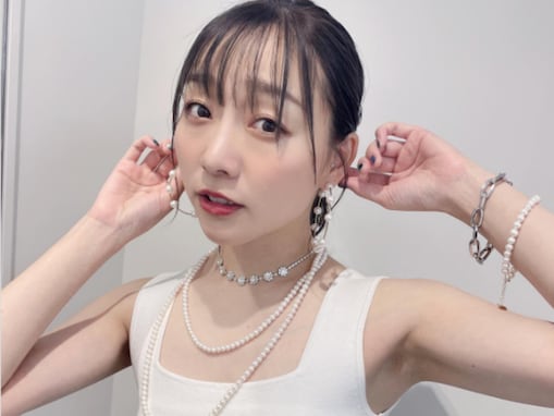 須田亜香里、美デコルテあらわな全身ホワイトコーデを披露！ 「セクシーでカワイイ」「真っ白に負けない透明感！！」