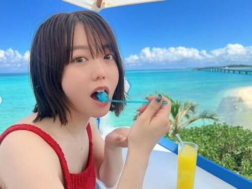 峯岸みなみ、水着姿＆ばっさりショートヘア披露！ 夫・てつやと宮古島を満喫「破壊力えぐい」