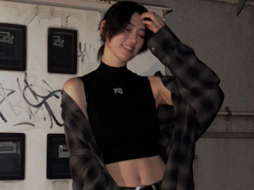 三吉彩花、へそ出しコーデで美しすぎる腹筋を披露！ 全身ブラックでクールな雰囲気