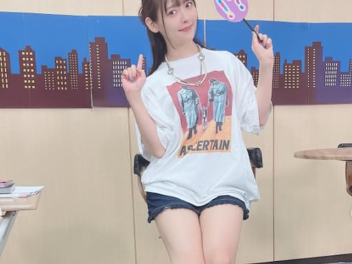 上坂すみれ、超ミニ丈ショーパンから真っ白な美脚を披露！ Tシャツと合わせた透明感抜群の姿